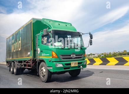 BANGKOK, THAILAND, MAI 12 2022, der grüne Truck mit Heineken's Slogan „Open Your World“ auf der Autobahn Stockfoto