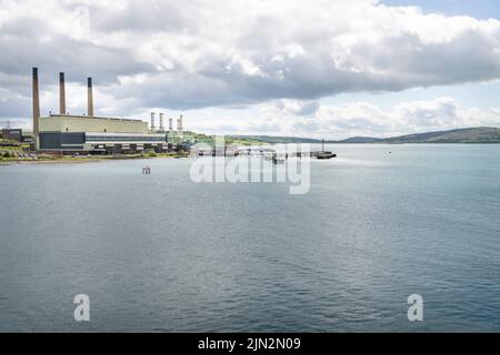 Ballylumford Erdgaskraftwerk am Eingang zum Larne Harbour, County Antrim, Nordirland Stockfoto