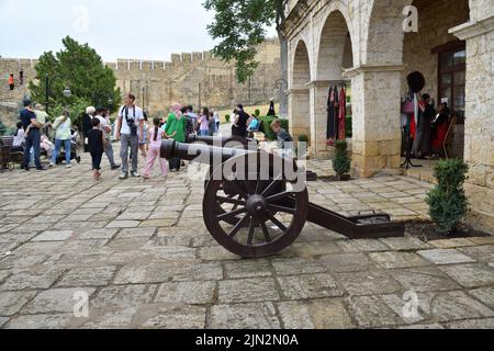 Derbent, Russland - 24. Juli 2022: Touristen in der Festung Naryn-Kala. Derbent. Republik Dagestan Russland. Konzentrieren Sie sich auf die Kanonen Stockfoto