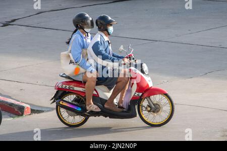 SAMUT PRAKAN, THAILAND, MAI 30 2022, fährt das Paar auf dem Motorrad auf der Straße. Stockfoto