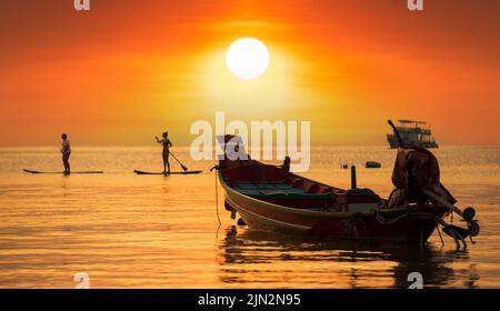 Sonnenuntergang auf der Insel Koh Tao. Traditionelle Boote und tropische Insellandschaft. Thailands berühmte Reise- und Urlaubsinsel. Stockfoto