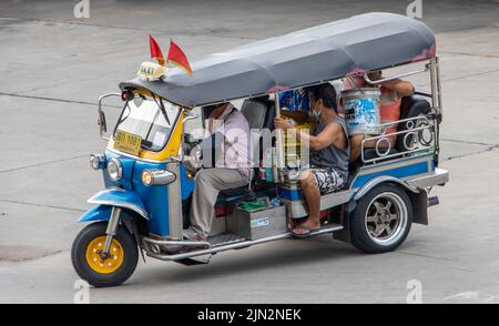 SAMUT PRAKAN, THAILAND, JUNI 02 2022, Ein traditionelles Taxi-Motor-Dreirad - Tuk Tuk fährt auf einer Straße Stockfoto