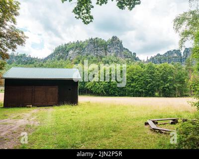 Schutz auf Wiese in der Nähe von Schrammsteine und Landschaft in der Sächsischen Schweiz Park auf Wanderweg Deutschland Stockfoto