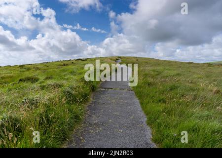 Landschaftsansicht des Wanderweges, der durch die Wiesen und Hügel des Ballycroy-Nationalparks in der Grafschaft Mayo führt Stockfoto