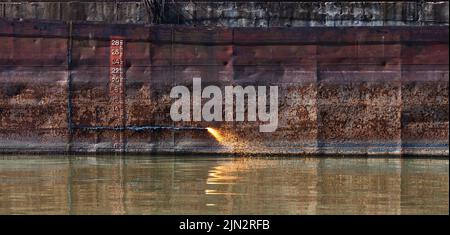 Alte Schiffsrumpf-Entsorgung, Gasschnitt läuft Stockfoto