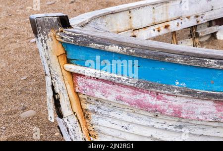 Bug eines alten verlassenen Bootes, das auf einem Sandstrand liegt Stockfoto