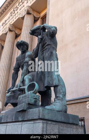 Krakau, Polen - 13. März 2022: Stahlarbeiterdenkmal am Eingang der AGH University of Science and Technology in Krakau. Reisen Stockfoto