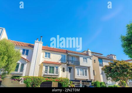 Mediterrane Stadthäuser mit angeschlossener Garage und Schächten in San Francisco, CA. Außenansicht der Stadthäuser mit beige-weißen Stuckwänden und Fenstern mit Witz Stockfoto