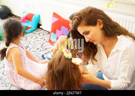 BAKU, ASERBAIDSCHAN- 13 MAY 2019 : Mädchen zeichnet kleine Mädchen Aqua Make-up. Gesichtsbemalung. Freizeit für Kinder. Stockfoto