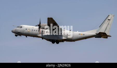 Spanische Luftwaffe CASA 295M Abfahrt der Royal International Air Tattoo Stockfoto