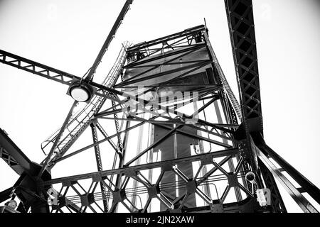 Eine Aufnahme der dramatisch kultigen Stillwater Lift Bridge in Minnesota in niedrigen Graustufen Stockfoto