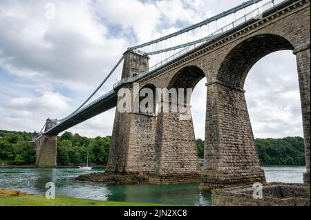 Menai Suspension Bridge von Thomas Telford, die die Insel Anglesey mit dem walisischen Festland verbindet Stockfoto