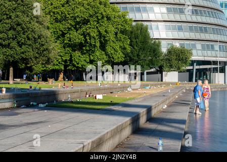 Müll, der im Potters Fields Park vor dem Rathaus, dem ehemaligen GLA-Büro am Südufer in der Nähe der Tower Bridge, zurückgelassen wurde. Beliebt bei warmen Zauber Stockfoto