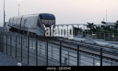 Doha, Katar - Juni 06,2022 :Qatar rote Linie U-Bahn durch die Brücke. Stockfoto