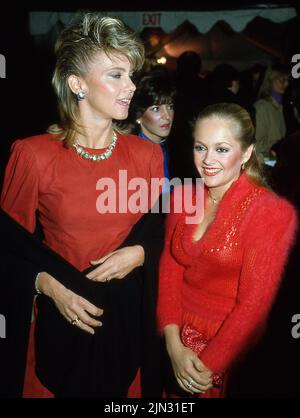 DATEIBILDER: Olivia Newton-John 1948-2022. **DATEI FOTO** Olivia Newton-John ist verstorben. Olivia Newton-John und Charlene Tilton um die 1980er Jahre.Quelle: Ralph Dominguez/MediaPunch Quelle: MediaPunch Inc/Alamy Live News Stockfoto