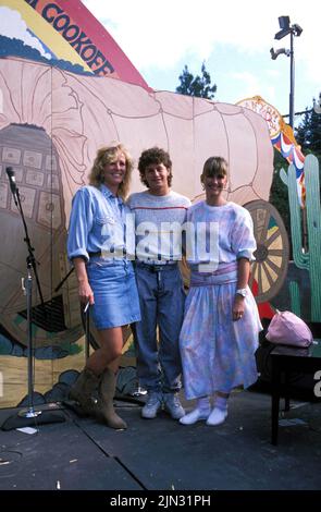 DATEIBILDER: Olivia Newton-John 1948-2022. **DATEI FOTO** Olivia Newton-John ist verstorben. Kirk Cameron mit Joanna Kerns und Olivia Newton John Credit: Ralph Dominguez/MediaPunch Credit: MediaPunch Inc/Alamy Live News Stockfoto