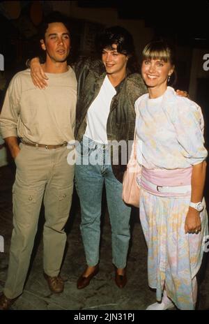 DATEIBILDER: Olivia Newton-John 1948-2022. **DATEI FOTO** Olivia Newton-John ist verstorben. KIRSTIE ALLEY with Matt Lattanzi and Olivia Newton John Credit: Ralph Dominguez/MediaPunch Credit: MediaPunch Inc/Alamy Live News Stockfoto