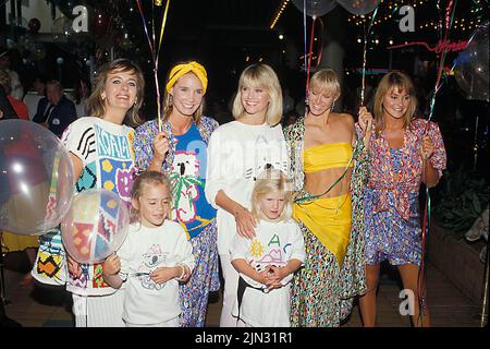DATEIBILDER: Olivia Newton-John 1948-2022. **DATEI FOTO** Olivia Newton-John ist verstorben. Olivia Newton John and Pat Farrar 1986 Credit: Ralph Dominguez/MediaPunch Credit: MediaPunch Inc/Alamy Live News Stockfoto