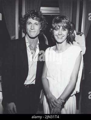 DATEIBILDER: Olivia Newton-John 1948-2022. **DATEI FOTO** Olivia Newton-John ist verstorben. ANDY GIBB mit Olivia Newton John Credit: Ralph Dominguez/MediaPunch Credit: MediaPunch Inc/Alamy Live News Stockfoto