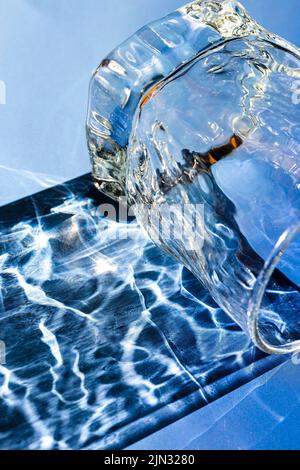 Schöne ätzende Wirkung, wenn Licht durch ein Glas geht. Kulisse für die Werbung für Restaurants und Getränke Stockfoto