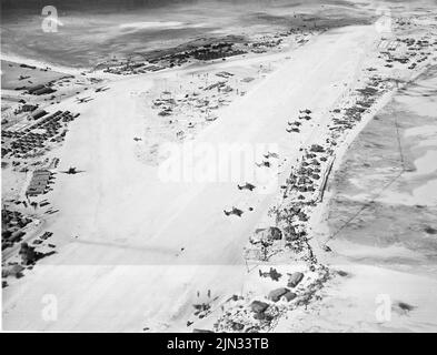 Langstreckenflugzeug auf dem Hawkins Field auf Betio (Tarawa Atoll), März 1944. Die Landungen auf Tarawa 6 Monate zuvor waren Teil der US-Offensive gegen die Pazifikinseln, die Japan vor der Vorbereitung eines Angriffs auf das japanische Festland durchgeführt hatte. Diese winzigen Inseln boten lebenswichtige Luftstützpunkte, um die großen Entfernungen im Pacific Theatre zu überbrücken. Stockfoto