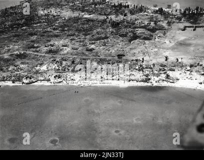 Luftaufnahme von Betio, Tarawa Atoll, 24. November 1943, Blick nach Norden in Richtung 'The Pocket', dem letzten Ort des japanischen Widerstands. Am linken Rand des Fotos ist eine Einbringung mit zwei 12,7-mm-Flak-Geschützen direkt an Land zu sehen. Stockfoto