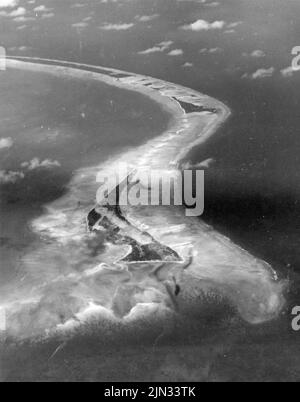 Luftaufnahme von Betio Island, Tarawa Atoll vor der Invasion der Insel durch US-Marineinfanteristen im November 1943. Die Landungen auf Tarawa waren Teil der US-Offensive gegen die Pazifikinseln, die Japan vor der Vorbereitung eines Angriffs auf das japanische Festland durchgeführt hatte. Stockfoto