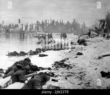 Tote US-Marineinfanteristen, die während der Landungen auf Betio Island in der Schlacht von Tarawa am Strand lagen. Die Landungen auf Tarawa waren Teil der US-Offensive gegen die Pazifikinseln, die Japan vor der Vorbereitung eines Angriffs auf das japanische Festland durchgeführt hatte. Stockfoto