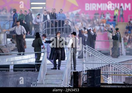 Darsteller auf der Bühne während der Abschlussfeier der Commonwealth Games 2022 im Alexander Stadium in Birmingham. Bilddatum: Montag, 8. August 2022. Stockfoto