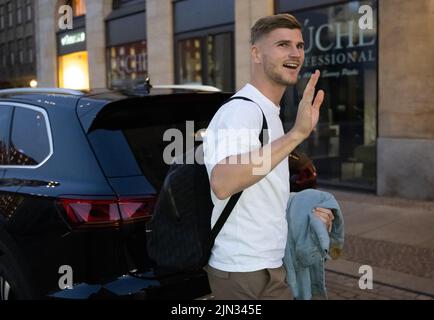 Leipzig, Deutschland. 08. August 2022. Der Fußball-Nationalspieler Timo Werner kommt im Steigenberger Hotel an. Nachdem sich RB und der FC Chelsea auf den Transfer geeinigt hatten, kehrt der 26-Jährige zu den DFB-Pokalsiegern nach Leipzig zurück. Quelle: Hendrik Schmidt/dpa/Alamy Live News Stockfoto