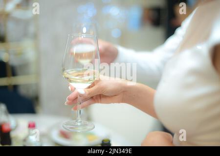 Familie verschiedener Altersgruppen Menschen fröhlich feiern drinnen mit Gläsern Weißwein, verkünden Toast Stockfoto