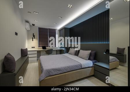 Luxuriöses Hauptschlafzimmer mit eleganten und modernen Details Stockfoto