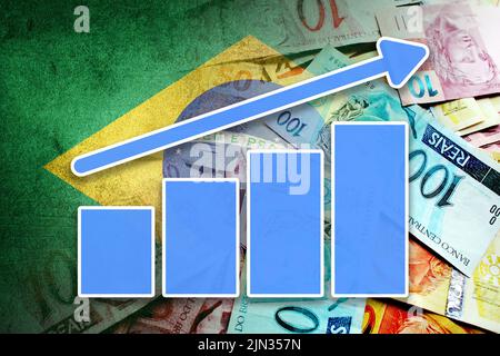 Diagramm der Wirtschaft: Aufwärtspfeil, brasilianische Reals-Bargeldscheine und Brasilien-Flagge Stockfoto