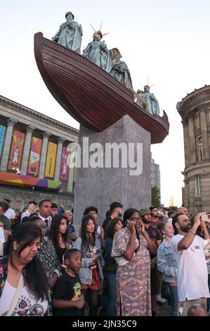 Victoria Square, Birmingham, England, August 8. 2022. - Tausende von Zuschauern packen den Victoria Square in Birmingham, umgeben vom Council House und dem Rathaus, um die Abschlusszeremonie der Commonwealth Games 2022 zu beobachten. Bild: Michael Scott/Alamy Live News Stockfoto