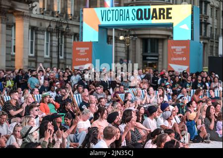 Victoria Square, Birmingham, England, August 8. 2022. - Tausende von Zuschauern packen den Victoria Square in Birmingham, umgeben vom Council House und dem Rathaus, um die Abschlusszeremonie der Commonwealth Games 2022 zu beobachten. Bild: Michael Scott/Alamy Live News Stockfoto