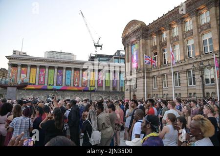 Victoria Square, Birmingham, England, August 8. 2022. - Tausende von Zuschauern packen den Victoria Square in Birmingham, umgeben vom Council House und dem Rathaus, um die Abschlusszeremonie der Commonwealth Games 2022 zu beobachten. Bild: Michael Scott/Alamy Live News Stockfoto