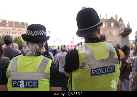 Victoria Square, Birmingham, England, August 8. 2022. - Tausende von Zuschauern packen den Victoria Square in Birmingham, umgeben vom Council House und dem Rathaus, um die Abschlusszeremonie der Commonwealth Games 2022 zu beobachten. Bild: Michael Scott/Alamy Live News Stockfoto