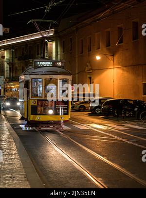 Straßenbahn auf den Straßen von Lissabon Stockfoto
