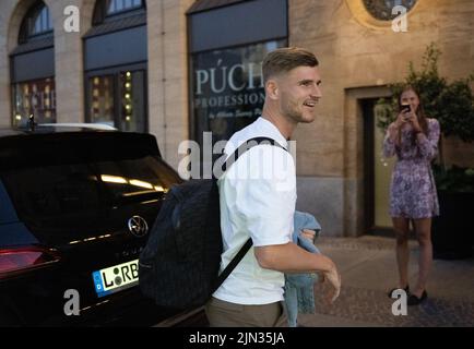 Leipzig, Deutschland. 08. August 2022. Der Fußball-Nationalspieler Timo Werner kommt im Steigenberger Hotel an. Nachdem sich RB und der FC Chelsea auf den Transfer geeinigt hatten, kehrt der 26-Jährige zu den DFB-Pokalsiegern nach Leipzig zurück. Quelle: Hendrik Schmidt/dpa/Alamy Live News Stockfoto