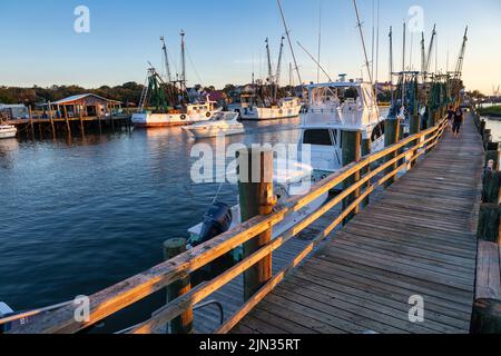 Garnelenboote wurden am Shem Creek bei Sonnenaufgang in Mount Pleasant, South Carolina, festgebunden Stockfoto