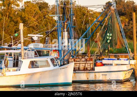 Garnelenboote wurden am Shem Creek bei Sonnenaufgang in Mount Pleasant, South Carolina, festgebunden Stockfoto