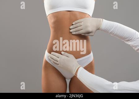 Body Sculpting Konzept. Unkenntlich Junge Frau Bekommen Beratung In Der Klinik Für Plastische Chirurgie Stockfoto