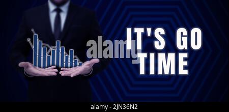 Textüberschrift mit IT S is Go Time. Konzeptfoto Eine Zeit, um die zugewiesenen Aufgaben zu übernehmen bringen es AUF Geschäftsmann in Anzug mit offener Palme Stockfoto