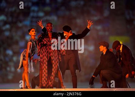 Laura Mvula tritt während der Abschlussfeier der Commonwealth Games 2022 im Alexander Stadium in Birmingham auf der Bühne auf. Bilddatum: Montag, 8. August 2022. Stockfoto