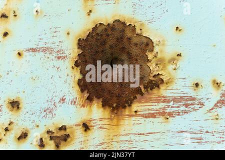 Rostblauer Metallhintergrund mit abblätternder Farbe und Aufzählungszeichen. Hintergründe und Texturen. Stockfoto