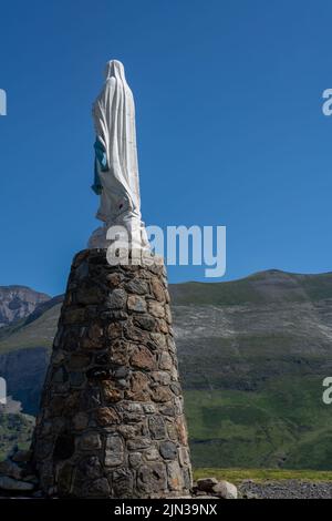 Statue der jungfrau Maria, der Cirque de Troumouse (Pyrenäen) mit klarem blauen Sommerhimmel Stockfoto