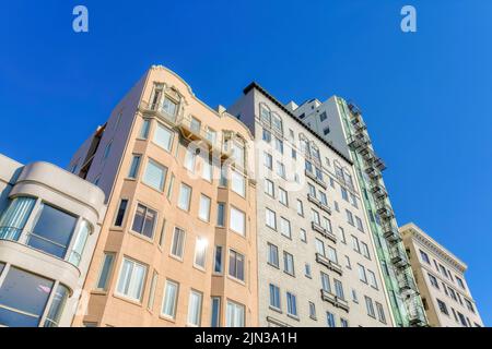 Flache, mittlere und hohe Apartmentgebäude mit Blick auf San Francisco, CA. Fassade von Mehrfamilienhäusern mit verschiedenen Höhen a Stockfoto