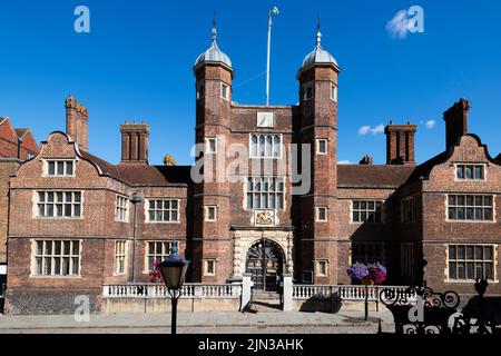 Das Grade-I-Krankenhaus von Jacobean Abbot befindet sich in der High Street, Guildford, Surrey, England, Großbritannien Stockfoto