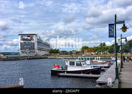 Sydney, Kanada - 2. August 2022: Schiffe dockten am Hafen von Sydney in Cape Breton Nova Scotia an. Sydney ist ein beliebtes Kreuzfahrtziel und beherbergt Seve Stockfoto