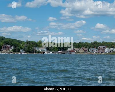 Damariscotta, ME USA - 4. Juli 2022: Damariscotta Flussblick vom Fluss Stockfoto